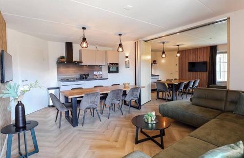 Voorthuizen Cabin | Detached Bungalow with Decorative Fireplace near Veluwe