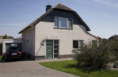Makkum Cabin | Detached Duinvilla with a conservatory, a whirlpool, and two patios near the beach at the luxurious Beach Resort Makkum.