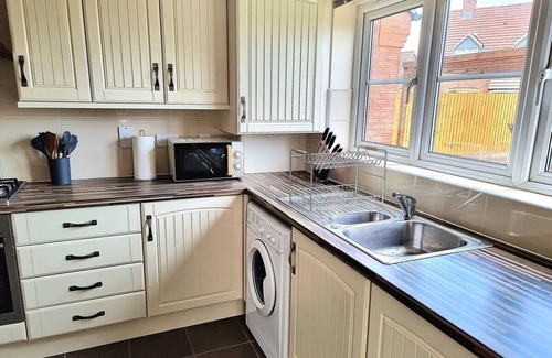 Birstall House | Detached House w/Free Parking | Long Stay Discount