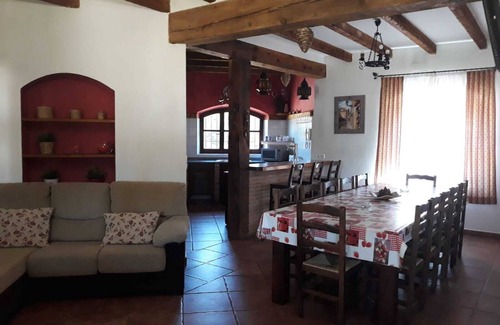Argamasilla de Alba Ski Chalet | Detached villa with private pool and garden with outdoor games