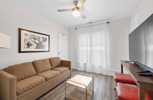 Mexicantown - Southwest Detroit Cottage | Detroit Escape: 2BR Apartment for 7 w/Wifi