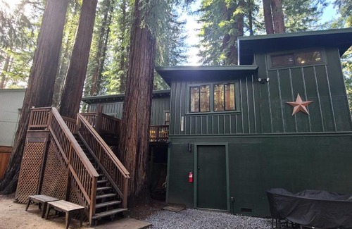 Guerneville House | Dhyana Redwoods Fire Table Nearby River Access Ping Pong & Arcade Games