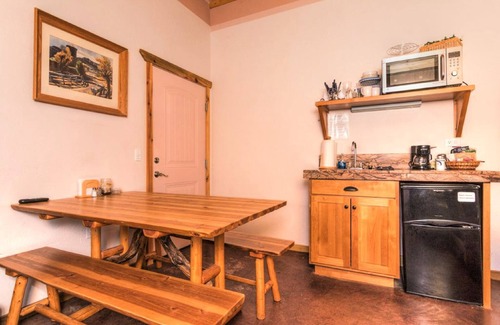 La Pine Cabin | DiamondStone Lodge 5 BR Vacation Rental, great for small groups