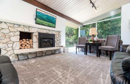 Sandy House | Dimple Dell Whole Mountain Setting, Near Trails!