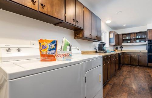 Sandy House | Dimple Dell Whole Mountain Setting, Near Trails!