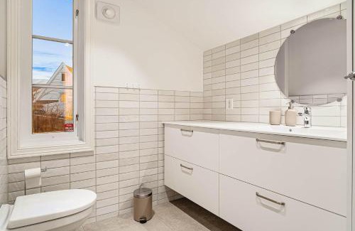Sandviken House | DINBNB Homes l Charming 2-Bedroom Home by the Sea Cozy