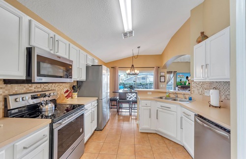 Solana House | DINEY MAGIC VILLA LOCATION! 5BR POOL, 2 DISNEY ROOMS, 8 MILES TO DISNEY