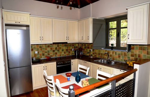 Livadi Villa | DIO GUESTHOUSES VILLA PRASTOS 3 B/R WITH PRIVATE GARDEN AND SWIMMINGPOOL