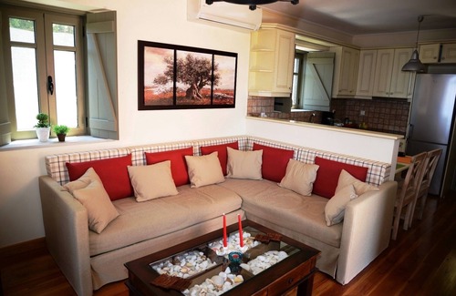 Livadi Villa | DIO GUESTHOUSES VILLA PARNONAS 3 B/R WITH PRIVATE GARDEN AND SWIMMINGPOOL
