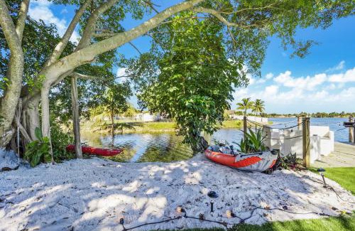Miami Gardens Villa | Dior Lake Front Villa With Infinity Pool & Hot Tub