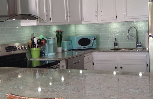 West Haven Apartment | DIRECT WATERFRONT with awesome views and near Yale