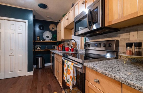 Old City Apartment | Disco Hideaway, Sleeps 8, 3BR