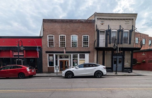 Old City Apartment | Disco Hideaway, Sleeps 8, 3BR