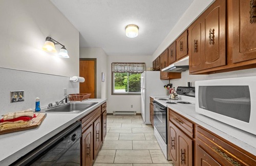 Stoneham Cabin | Disconnect to Reconnect – 3BR Retreat in Nature’s Backyard