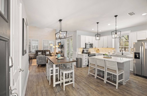 Laurel Grove House | DISCOUNTED!~FREE Activities~NEW 6 SEAT GOLF CART~Pool~Hot tub~pets considered