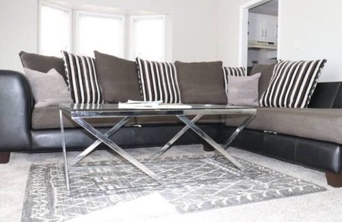 Riverdale House | Discounted Gorgeous 2 bed/2.5 bathroom Townhome