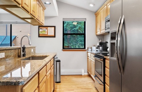 Peak 8 House | Discounted Remaining Summer! Hot Tub+Shuttle+Bunks