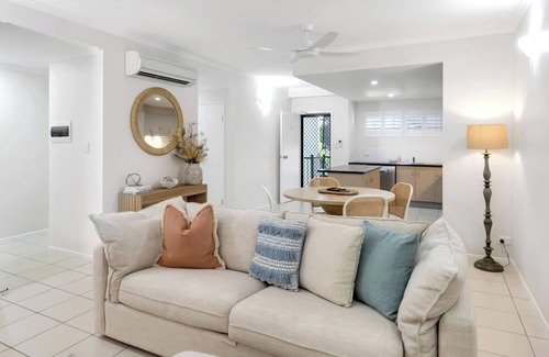 Parramatta Park Apartment | Discover a Stylish and Tranquil Haven by the Pool