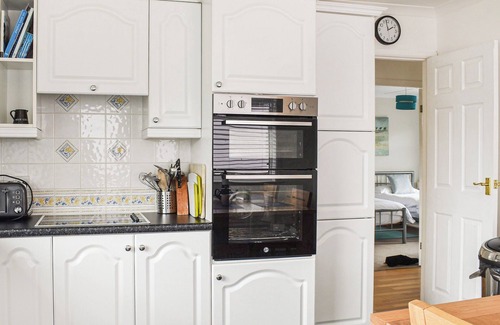 Port Isaac Cottage | Discover coastal living in this charming bungalow located in Cornwall.