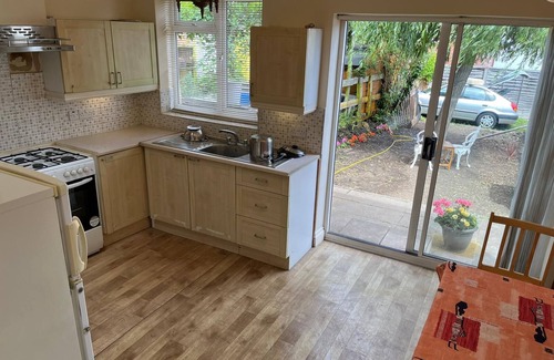 Finchley House | Discover London: Comfy1-Bedroom House with High-Speed WiFi! #ShortStay #Travel