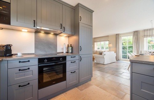 Großdunsum House | "Discover luxury and relaxation in the vacation apartment Haus Deichblick!"