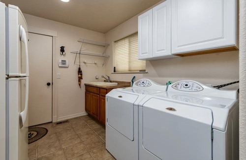 Superior Cabin | Discover tranquility in this upscale vacation rental nestled in Superior, MT
