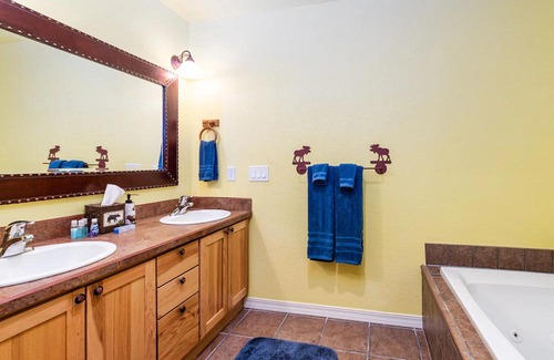Superior Cabin | Discover tranquility in this upscale vacation rental nestled in Superior, MT