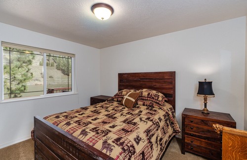 Superior Cabin | Discover tranquility in this upscale vacation rental nestled in Superior, MT