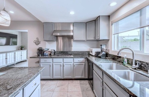 Sherwood Forest and Thistle Development House | Disneyland 8 Bdrm 4 Bth Pool/HotTub, Large Parking