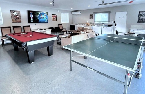 Sherwood Forest and Thistle Development House | Disneyland 8 Bdrm 4 Bth Pool/HotTub, Large Parking