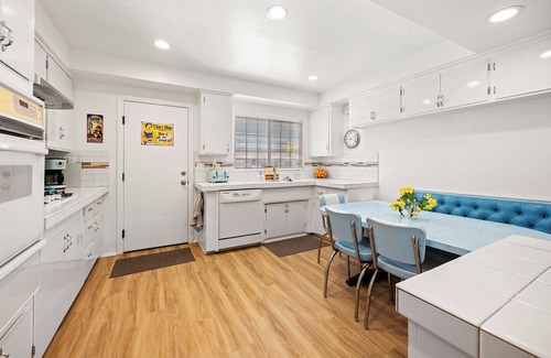 Fullerton House | Disneyland close, 14 guest family home with pool!