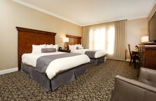 Rochester Hotel | Dive into the Heart of Rochester: 2 Elegant Rooms Near Boutiques & Eateries