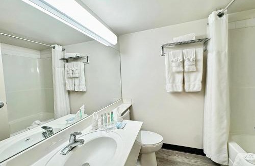 Calgary Hotel | Divya Sutra Plaza and Conference Centre Calgary Airport