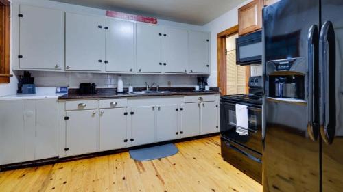 Savannah House | Dock & Volleyball! Near Downtown - Golden Getaway