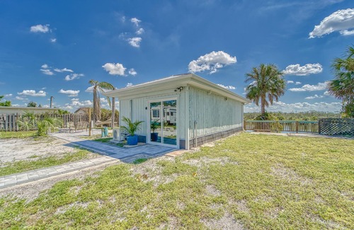 Southside Rural Community Apartment | Dockside Oasis, Private Entrance & Balcony
