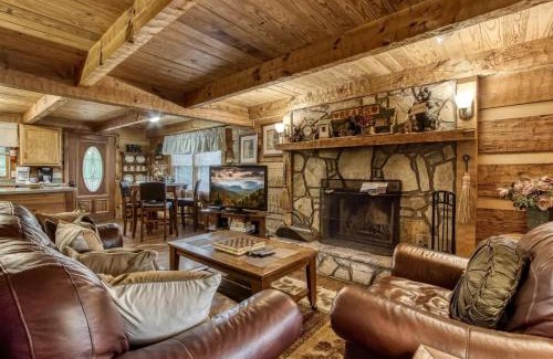 Gatlinburg - Pigeon Forge House | Dog friendly, adorable 1BR log cabin with hot tub and screen in porch!