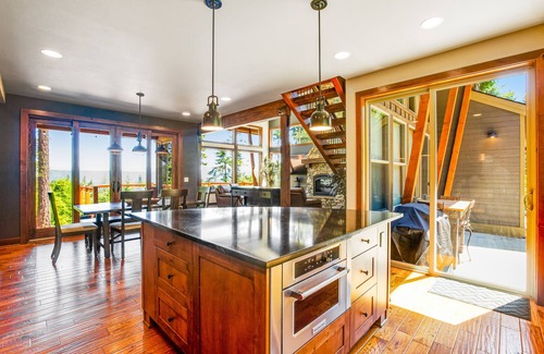 Cle Elum Cabin | Dog-friendly alpine hideaway with firepit, grill, EV charger, mountain views