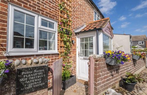 Winterton-on-Sea House | Dog friendly beach house with hot tub - Winterton on Sea