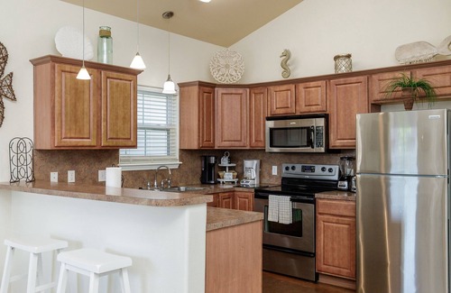Corpus Christi Cottage | Dog-Friendly Condo w/ King Bed, Sparkling Pool & Private Patio!