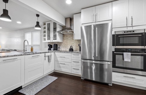 North End House | DOG FRIENDLY! EPIC Hyde Park Location! Remodeled 1940 Bungalow | Back Deck w/Shade & Dining Table