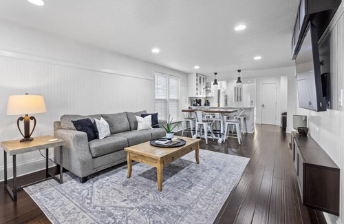 North End House | DOG FRIENDLY! EPIC Hyde Park Location! Remodeled 1940 Bungalow | Back Deck w/Shade & Dining Table