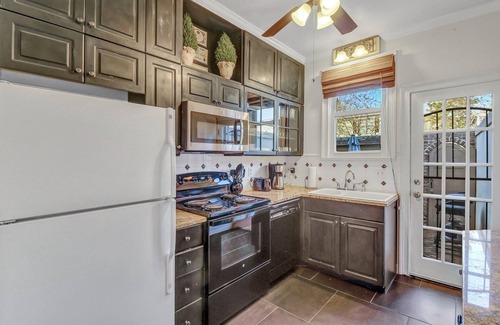Old West Broad Neighborhood House | Dog Friendly Historic Home by Forsyth w/Private Courtyard by Lucky Savannah