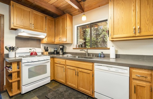 Truckee Cabin | Dog Friendly Home | Beautifully Decorated | HOA Beach and Pool Access | Sleeps 8
