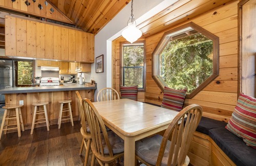 Truckee Cabin | Dog Friendly Home | Beautifully Decorated | HOA Beach and Pool Access | Sleeps 8