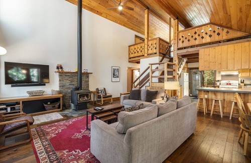 Truckee Cabin | Dog Friendly Home | Beautifully Decorated | HOA Beach and Pool Access | Sleeps 8