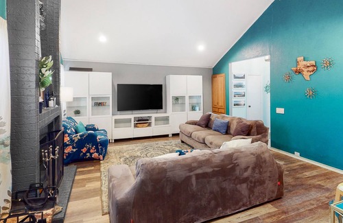 North Central Carrollton House | Dog-Friendly Home w/Free WiFi, Central A/C, Large Enclosed Backyard, & Gas Grill