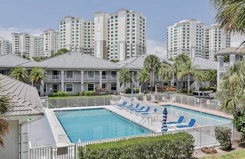 Vanderbilt Beach Condo | Dog-friendly home with pool access, private W/D, and central AC
