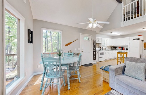 Iuka Cabin | Dog friendly lake cabin with wrap-around deck, and shady outdoor dining