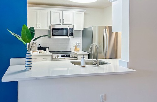 Cornelius Apartment | Dog-Friendly lakefront apartment with shared pool and boat slip.