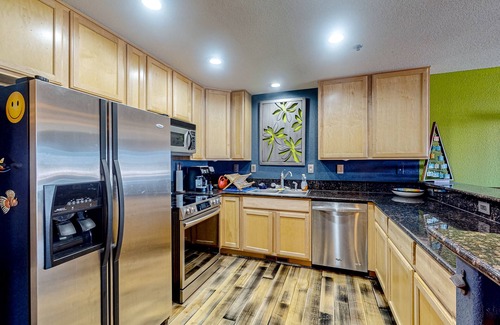 Dillon Condo | Dog-friendly mtn-view condo with balcony, tennis, fireplace, W/D